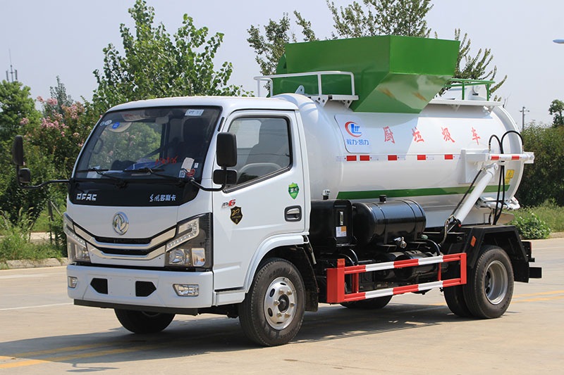 東風(fēng)小多利卡餐廚垃圾車(罐式）（4.5方）