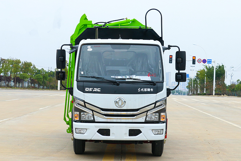 東風小多利卡側裝掛桶垃圾車（10.5方）