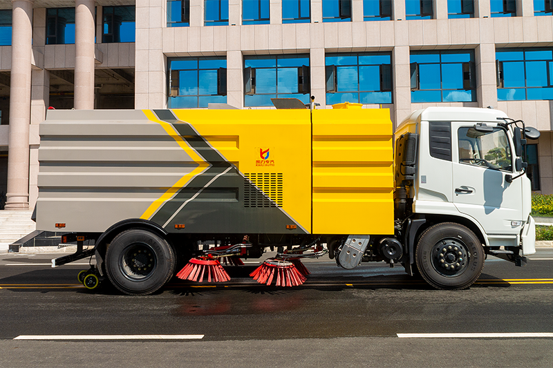 東風(fēng)天錦掃路車(chē)（4水8塵）