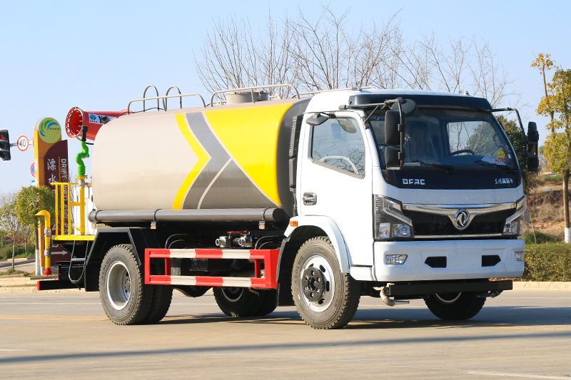 東風(fēng)大福瑞卡噴霧車(chē)（8.8方）(30米霧炮)